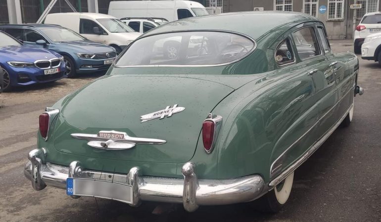 Salut, Doc! Puteti vedea în realitate mașina care a inspirat personajul Doc Hudson din animația “Cars”