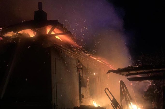 Casă cuprinsă de flăcări, noaptea trecută