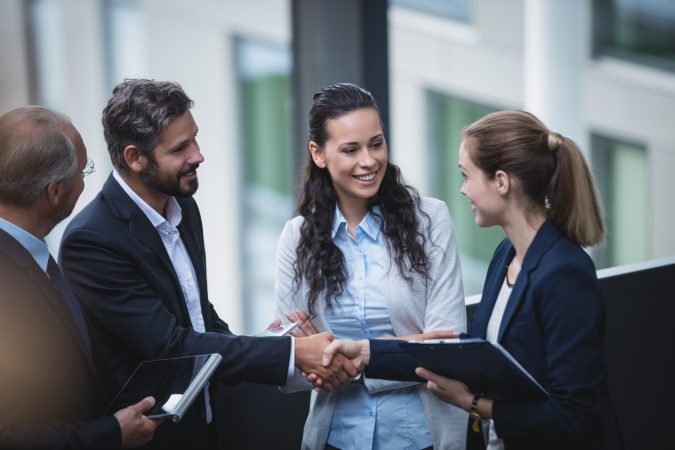 Cine poate beneficia de găzduirea sediului social