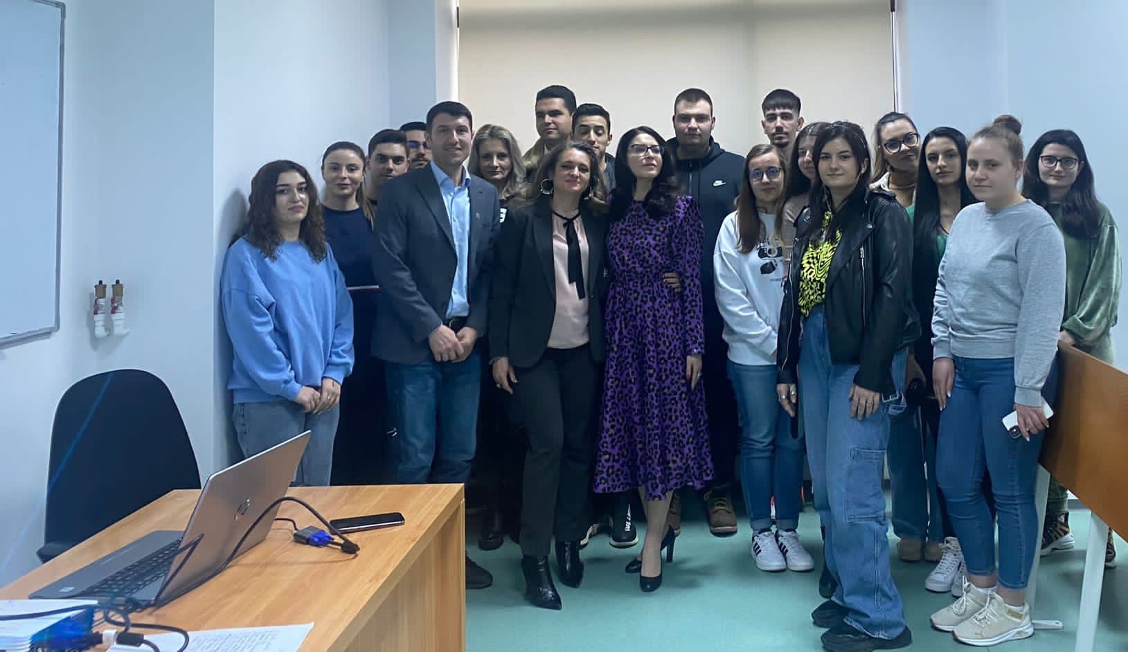 Conf. univ. dr. av. Denisa Barbu combină teoria cu practica în pregătirea studenților săi la cursul de drept procesual penal
