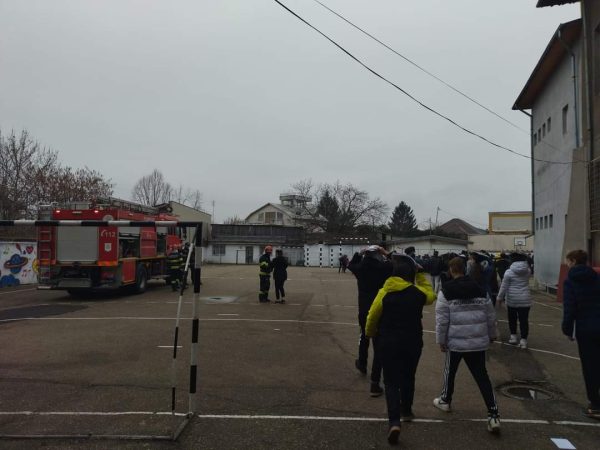 Exerciții de evacuare în caz de seism, la nivelul unităților școlare din Dâmbovița