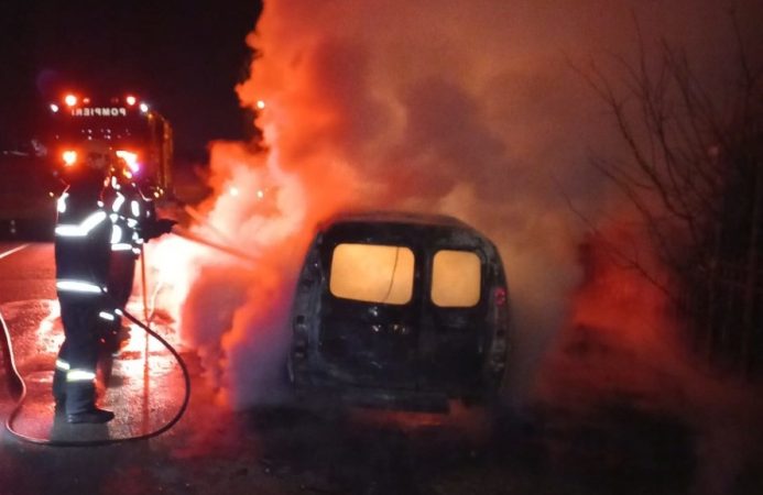Două mașini au fost mistuite de flăcări, în comunele Ciocănești și Răscăieți