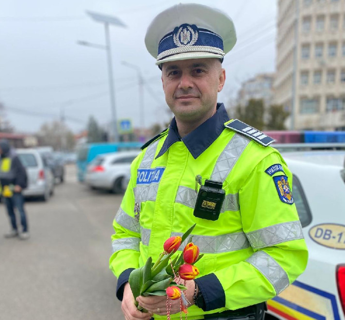 De 1 martie, polițiștii rutieri dâmbovițeni au ”sancționat” doamnele și domnișoarele cu flori. VIDEO