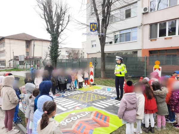Polițiștii dâmbovițeni continuă sesiunile de informare în unitățile școlare dâmbovițene