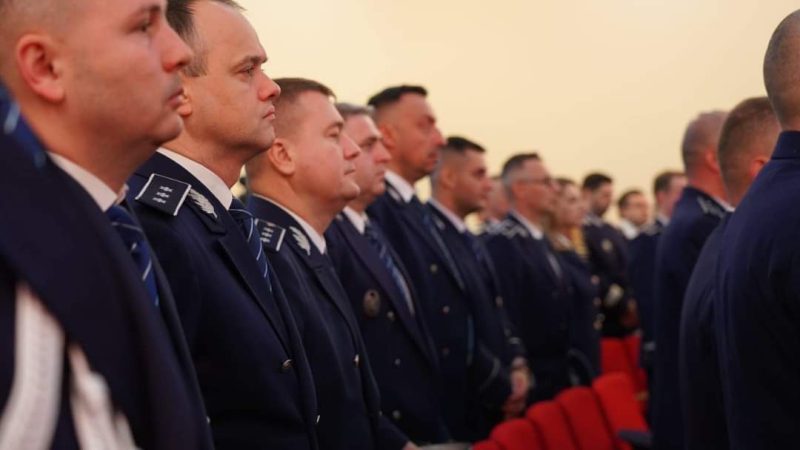 La IPJ Dâmbovița, 15 ofițeri de poliție și 56 de agenți de poliție au fost avansați la îndeplinirea stagiului profesional