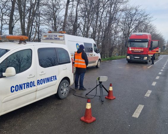 Recomandăm conducătorilor auto să folosească luminile din dotarea autovehiculelor, reducerea vitezei de deplasare și mărirea distanţei de siguranță dintre autovehicule