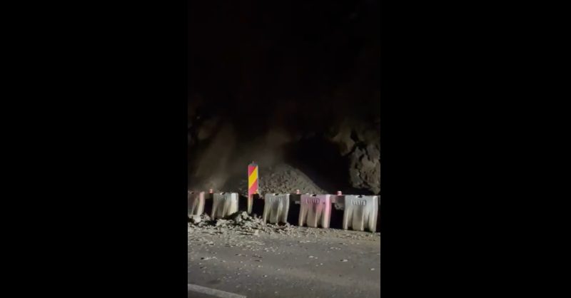 Alunecarea de teren de pe DN 7CC, s-a reactivat noaptea trecută. VIDEO