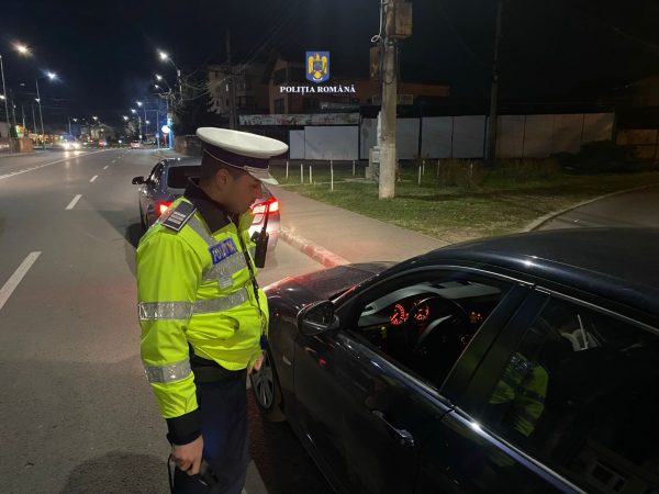E DE NOAPTEA MINȚII, mort de beat, un șofer a fost oprit de două ori în trafic de polițiști