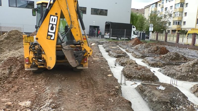 Se lucrează la noua bază sportivă de la Clubul Sportiv Școlar Târgoviște. VIDEO