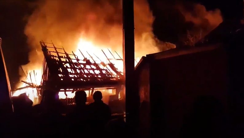 Animale mistuite de flăcările care au cuprins două anexe gospodăreşti în comuna Finta