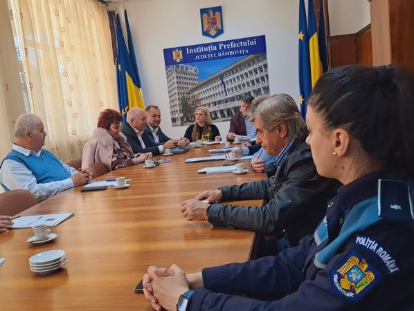Comisia de Dialog Social Dâmbovița a adus în dezbatere, subiecte legate de piața muncii și persoanele aflate în risc de sărăcie și excluziune socială din județ