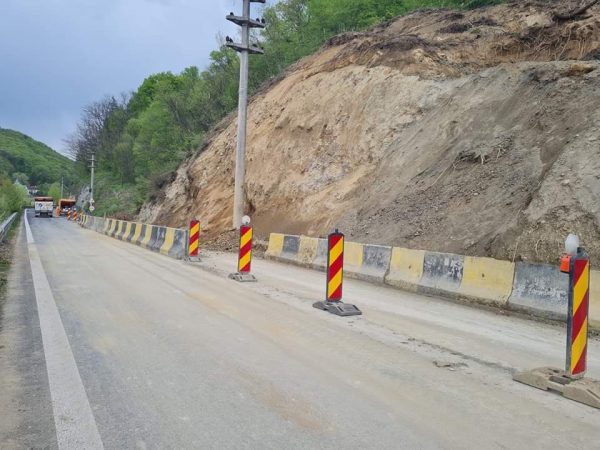 Se circulă pe un sens de mers, dirijat cu semafoare electrice, pe DN 7CC