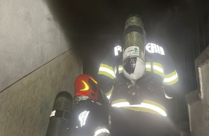 ALERTĂ,incendiu izbucnit la un tablou electric pe casa scării unui bloc din orașul Găești, strada Unirii