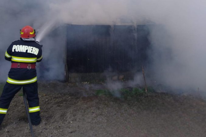 Incendiu izbucnit la o casă în comuna Niculești, str. Niculești Vale