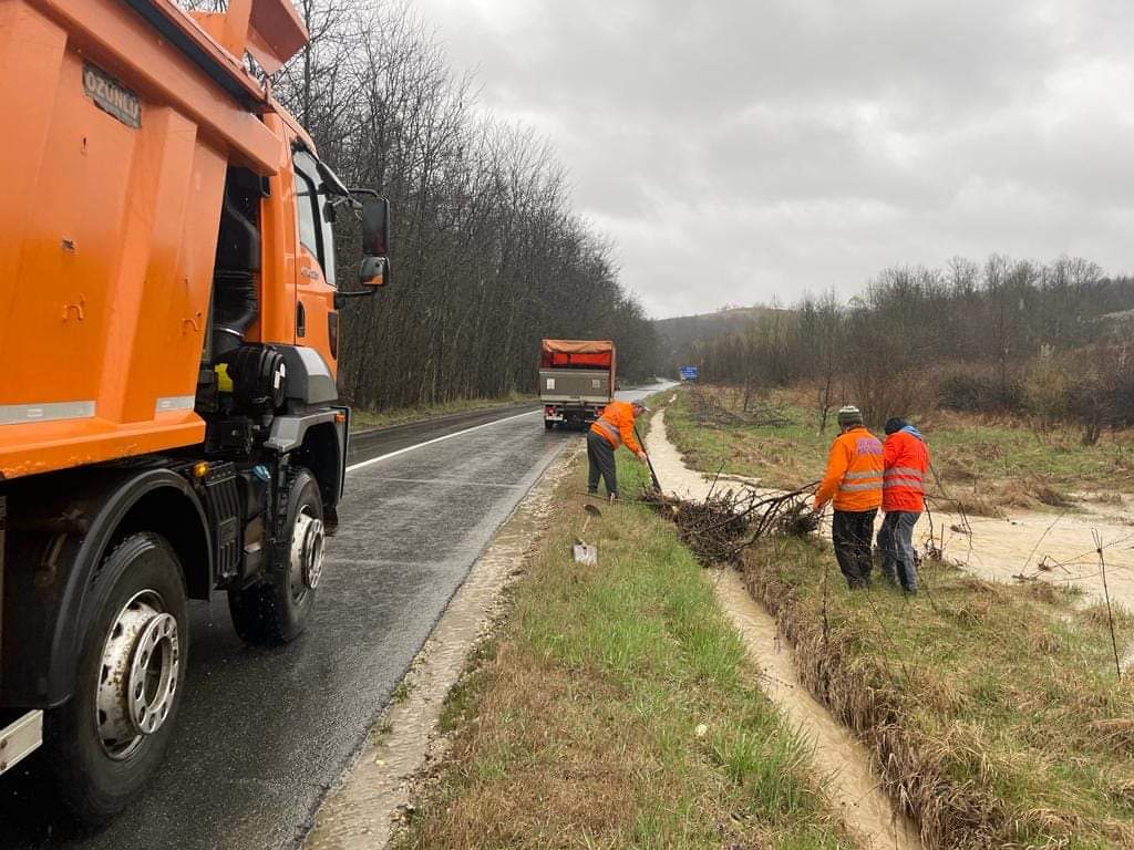 Inundațiile își fac simțită prezența în unele zone din țară 