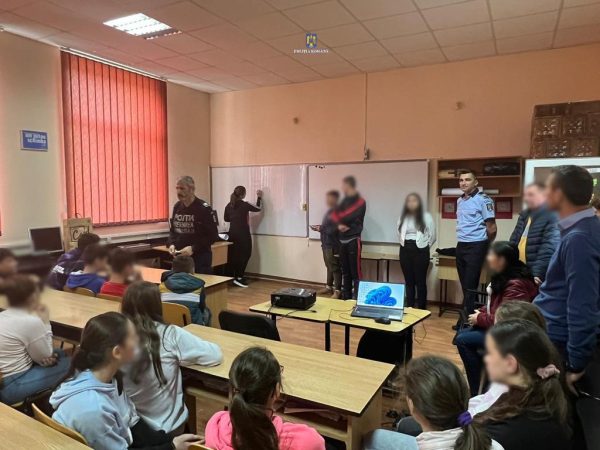 Polițiștii le-au prezentat elevilor dâmbovițeni, pericolele pe care le pot întâlni pe internet