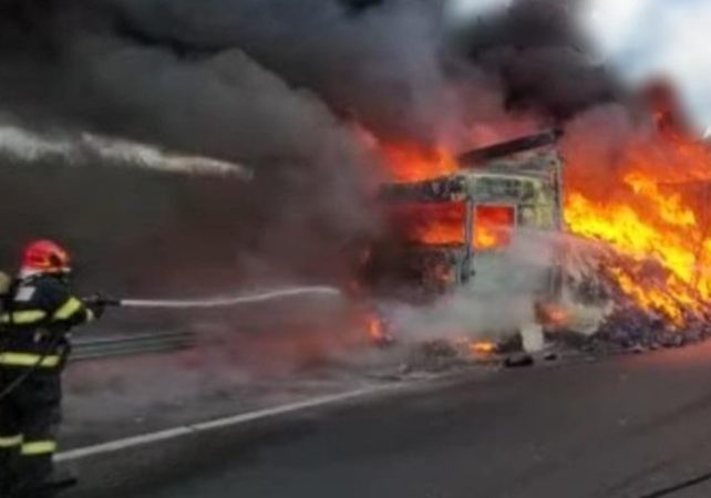 Două tiruri încărcate cu cauciucuri, au fost cuprinse de flăcări în comuna Bucșani