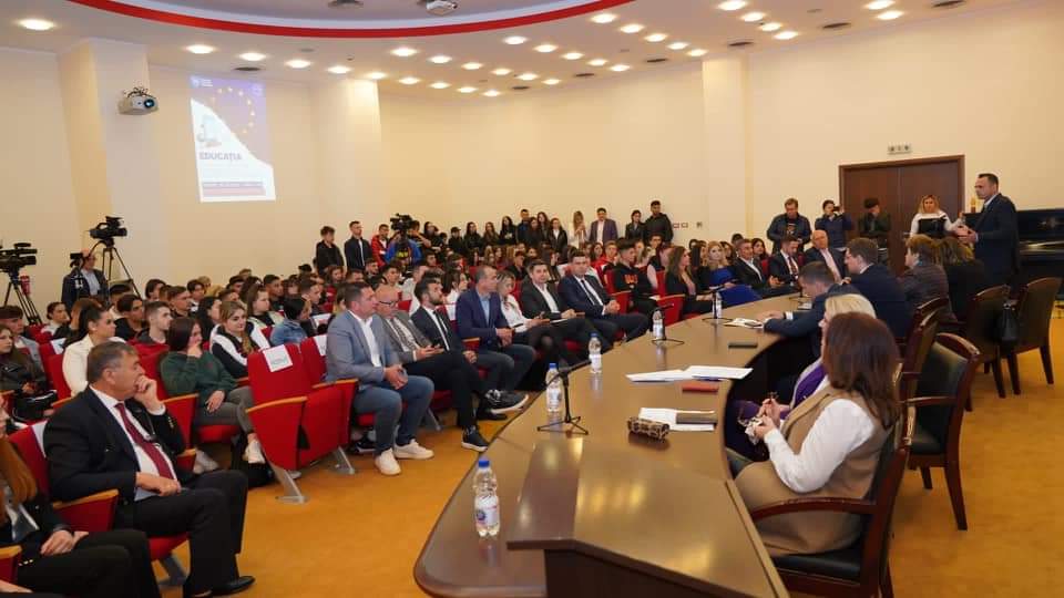 La  Târgoviște a avut loc dezbaterea „Educația formală și non-formală în perspectiva Anului European al  Competențelor ", nu au lipsit prefectul județului Dâmbovița, Claudia Gilia, 