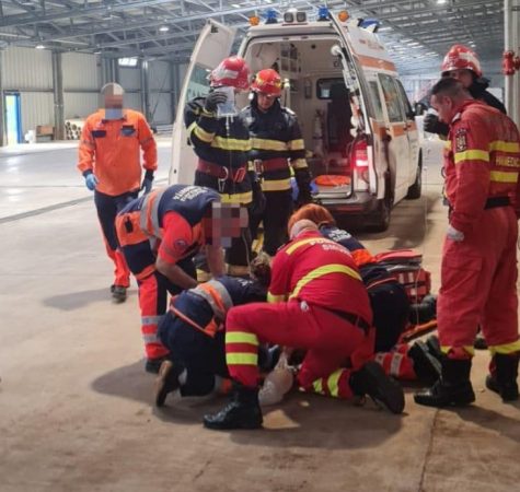 ACCIDENT GRAV de MUNCĂ la Petrești, o femeie a fost prinsă într-o presă hidraulică,intervine ELICOPTERUL SMURD