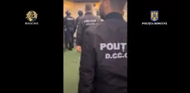 Percheziții la falsificatorii de bani, au alimentat bancomatele unei bănci cu 486 de bancnote de 500 de euro, falsificate. VIDEO