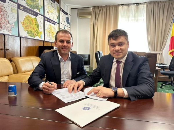 Primarul comunei Răzvad, Emanuel Spătaru a semnat un contractul de finanțare prin Anghel Saligny pentru asfaltarea mai multor străzi în comună