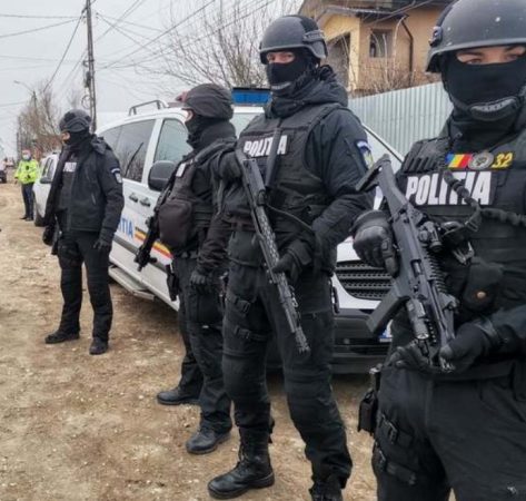 Mascații au descins la două locuințe din Târgoviște, proprietarii furau energie din rețeaua publică