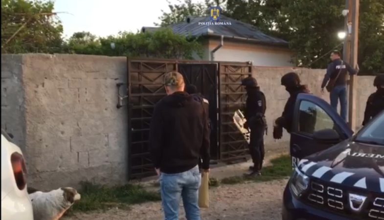 Percheziții la persoane bănuite de înșelăciune și fals în înscrisuri sub semnătură privată