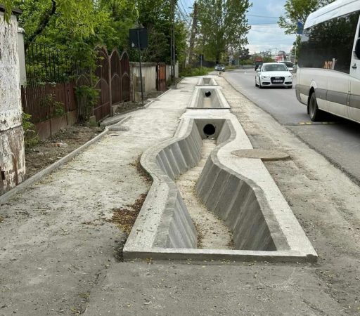 Se lucrează la podețe, trotuare, șanțuri și piste de biciclete pe DJ 719 în Valea Voievozilor