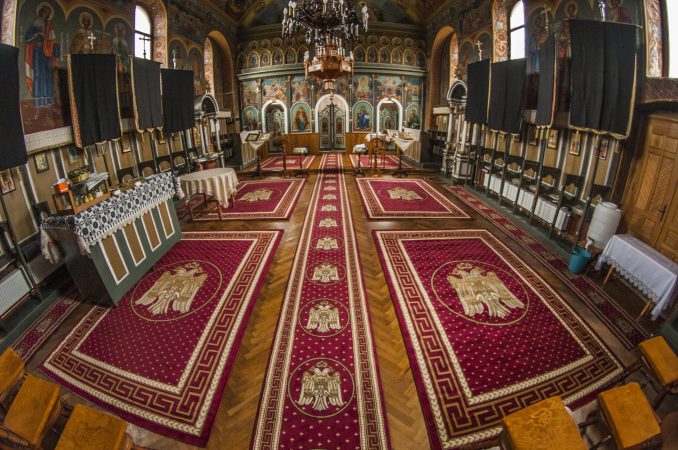 Insemnătatea Vulturului Bicefal și Rolul Covoarelor în Biserică
