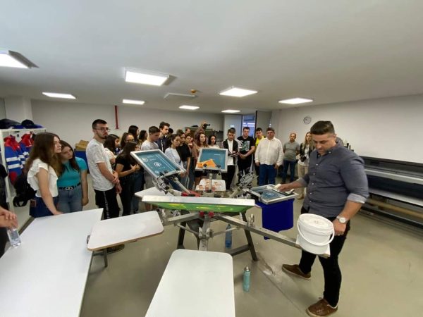 Vizita elevilor de la Liceul Teoretic „Ion Ghica” Răcari, la fabrica de confecționare a materialelor de protecție din Ghergani