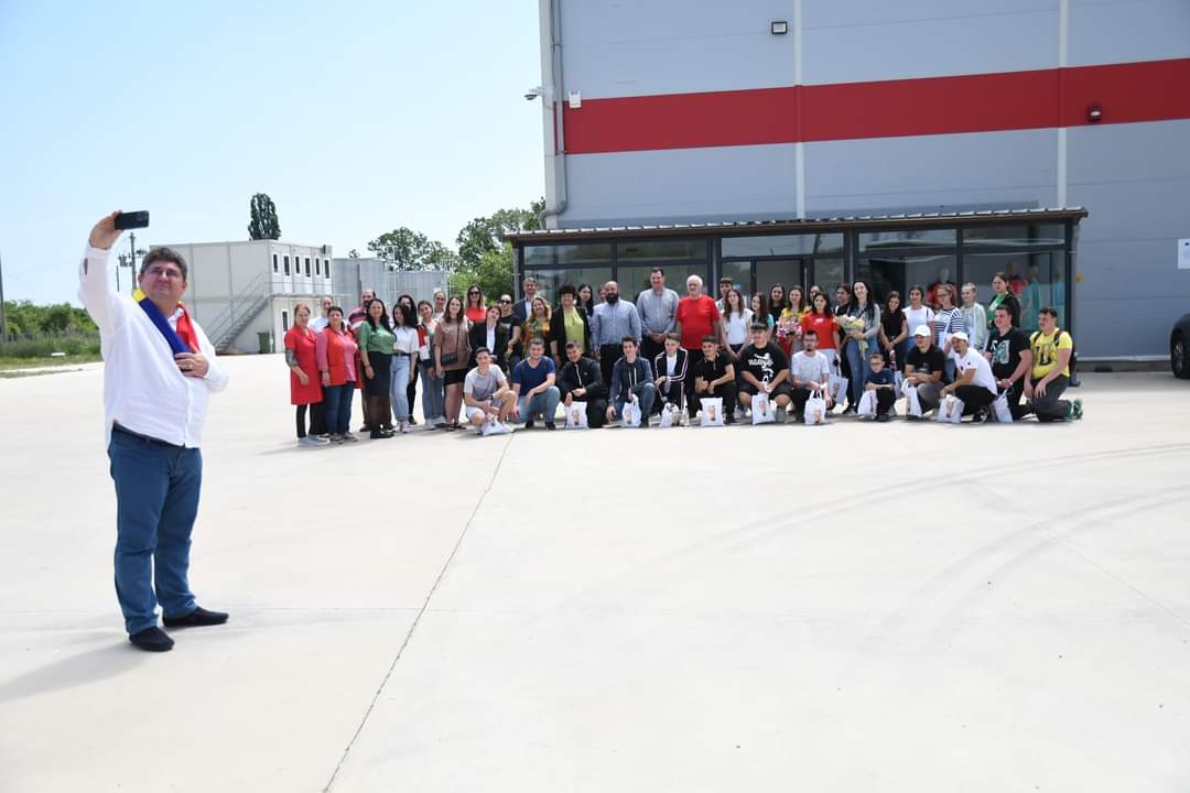 Vizita elevilor de la Liceul Teoretic "Ion Ghica" Răcari, la  fabrica  de confecționare a materialelor de protecție din Ghergani 