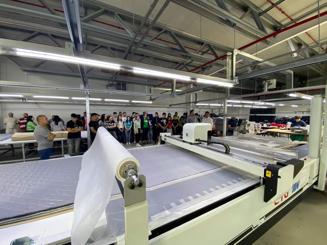 Vizita elevilor de la Liceul Teoretic "Ion Ghica" Răcari, la  fabrica  de confecționare a materialelor de protecție din Ghergani 