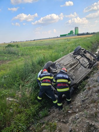 S-a răsturnat cu mașina la Nisipuri, pe DJ 720