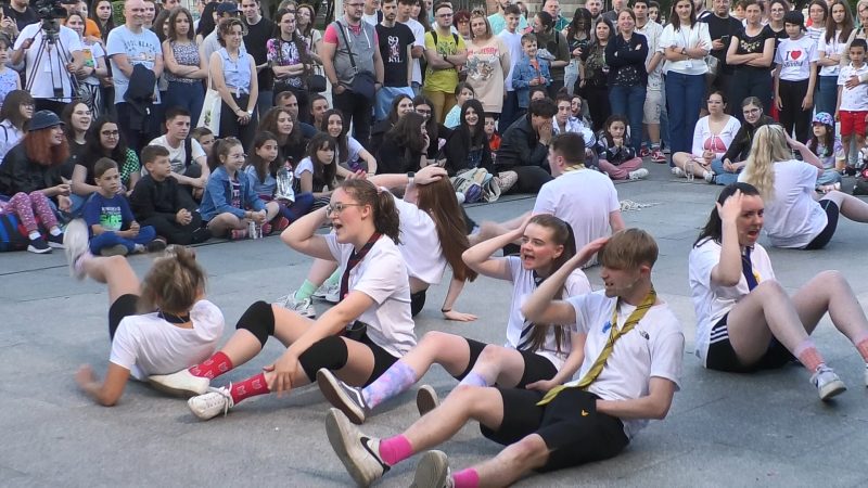 Târgoviștenii au petrecut momente inedite în cadrul spectacolului Ding, Dong, Dash – PASS, în cea de-a șasea zi a Festivalului BABEL.VIDEO
