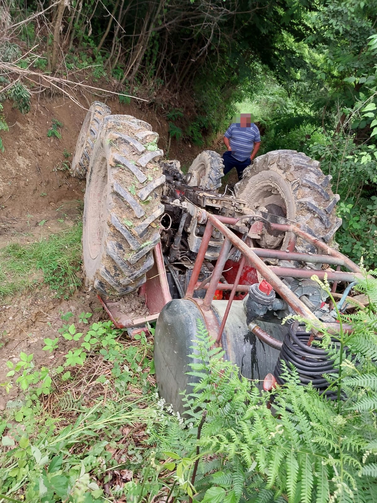 Accident grav, o  persoană prinsă sub un utilaj agricol, în localitatea Cândești