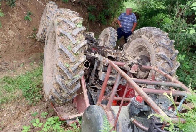 Accident grav, o persoană prinsă sub un utilaj agricol, în localitatea Cândești