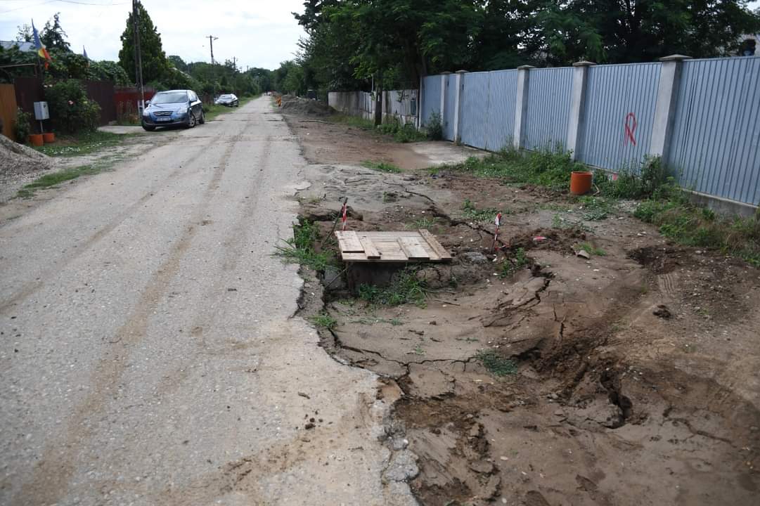STOP! Administrația de la Răcari somează public constructorul care lucrează la rețeaua de canalizare, să nu-și bată joc de cetăţeni și de lucrări 