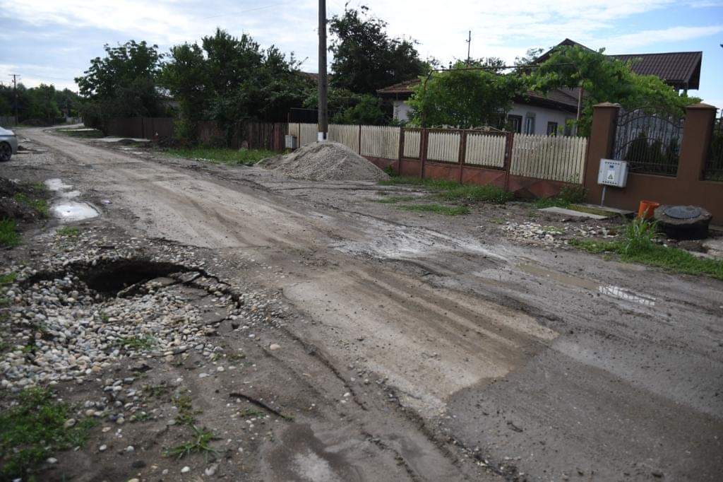 STOP! Administrația de la Răcari somează public constructorul care lucrează la rețeaua de canalizare, să nu-și bată joc de cetăţeni și de lucrări 