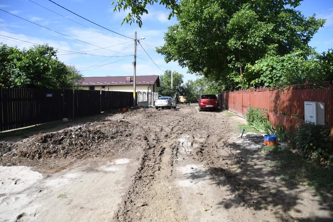 STOP! Administrația de la Răcari somează public constructorul care lucrează la rețeaua de canalizare, să nu-și bată joc de cetăţeni și de lucrări 
