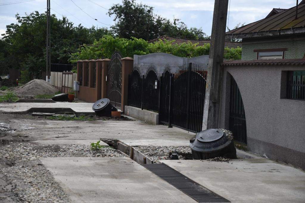 STOP! Administrația de la Răcari somează public constructorul care lucrează la rețeaua de canalizare, să nu-și bată joc de cetăţeni și de lucrări 