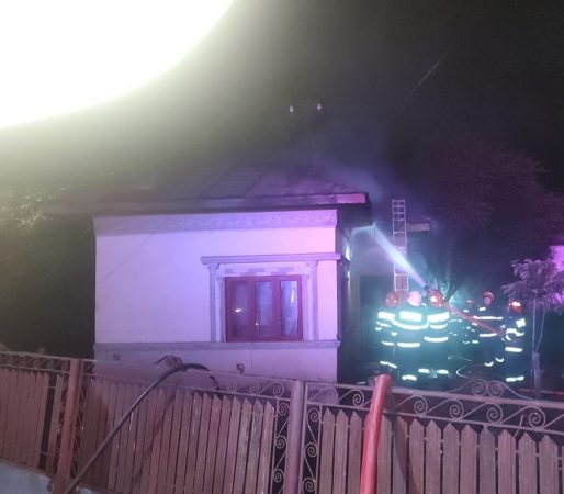 O casa a fost cuprinsă de flăcări în comuna Lungulețu
