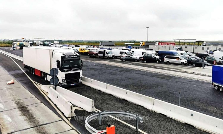 Pentru evitarea aglomerărilor şi pentru scurtarea timpului de control la vamă, recomandăm pregătirea din timp a documentelor de călătorie pentru efectuarea formalităţilor de frontieră cu celeritate
