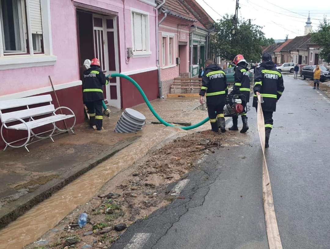 IMGINI CU IMPACT EMOȚIONAL: Lupta  echipelor de salvare cu furia inundațiilor 