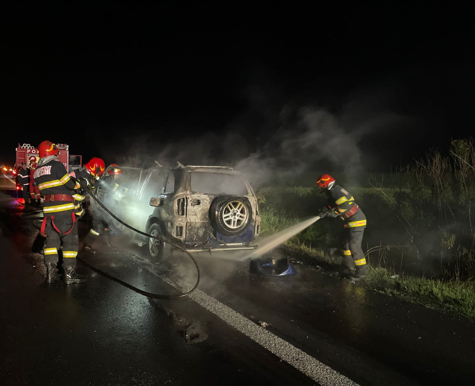 Un autoturism a luat foc pe A1, județul Dâmbovița 