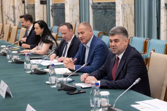 Premierul Marcel Ciolacu-președinte PSD, la masa discuțiilor cu membrii ai Asociației Municipiilor din România