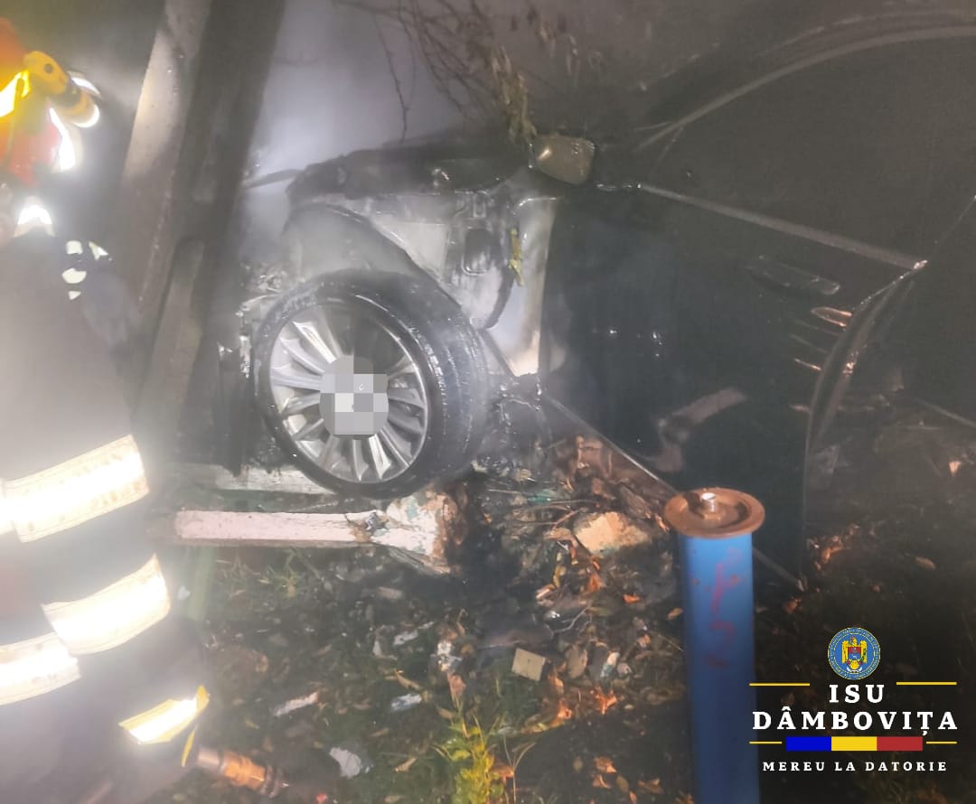 Un bolid a luat foc după ce s-a izbit de un stâlp de electricitat, două persoane au avut nevoie de îngrijiri medicale