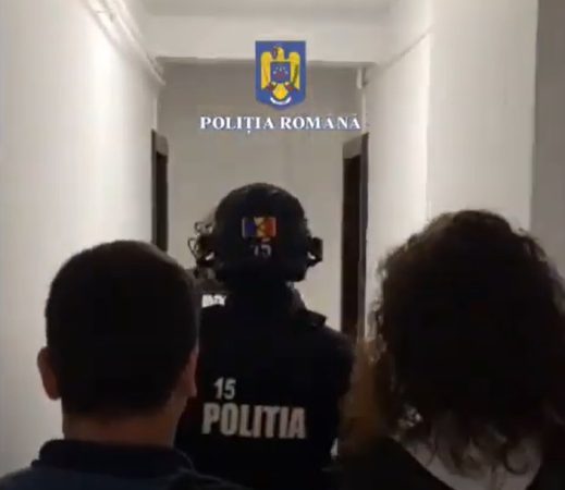 PERCHEZIȚII LA PERSOANE BĂNUITE DE ÎNȘELĂCIUNI CU CRIPTOMONEDE ȘI SPĂLARE DE BANI.VIDEO