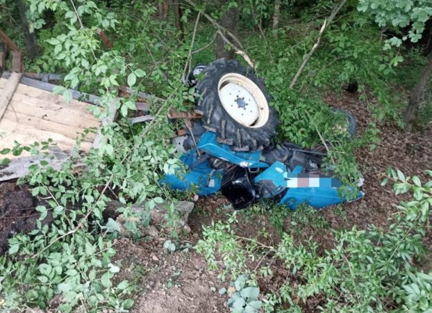 A văzut moartea cu ochii, o persoană prinsă sub un utilaj agricol, în localitatea Cobia
