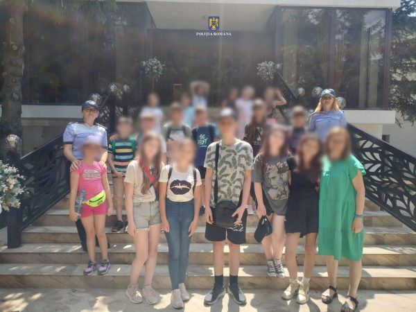 Activități informativ-preventive desfășurate de polițiști în taberele de vară din Dâmbovița