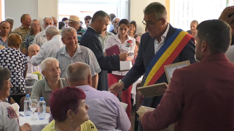 109 cupluri de aur au fost premiate pentru 50 de ani de căsătorie neîntreruptă, eveniment în premieră la Șotânga. VIDEO